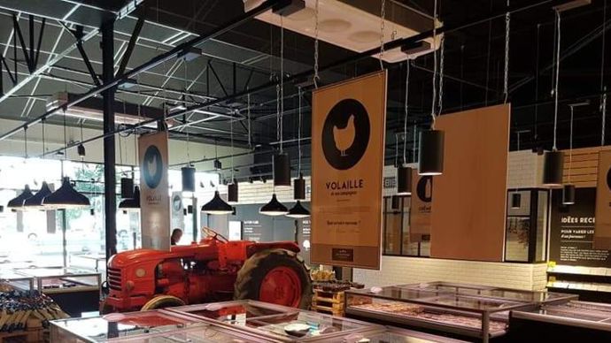 La société Les Éleveurs de la Charentonne compte un réseau de 27 magasins dans des villes moyennes en Normandie, Centre Val de Loire et Pays de la Loire.